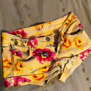 Vanilla Star flower print short shorts